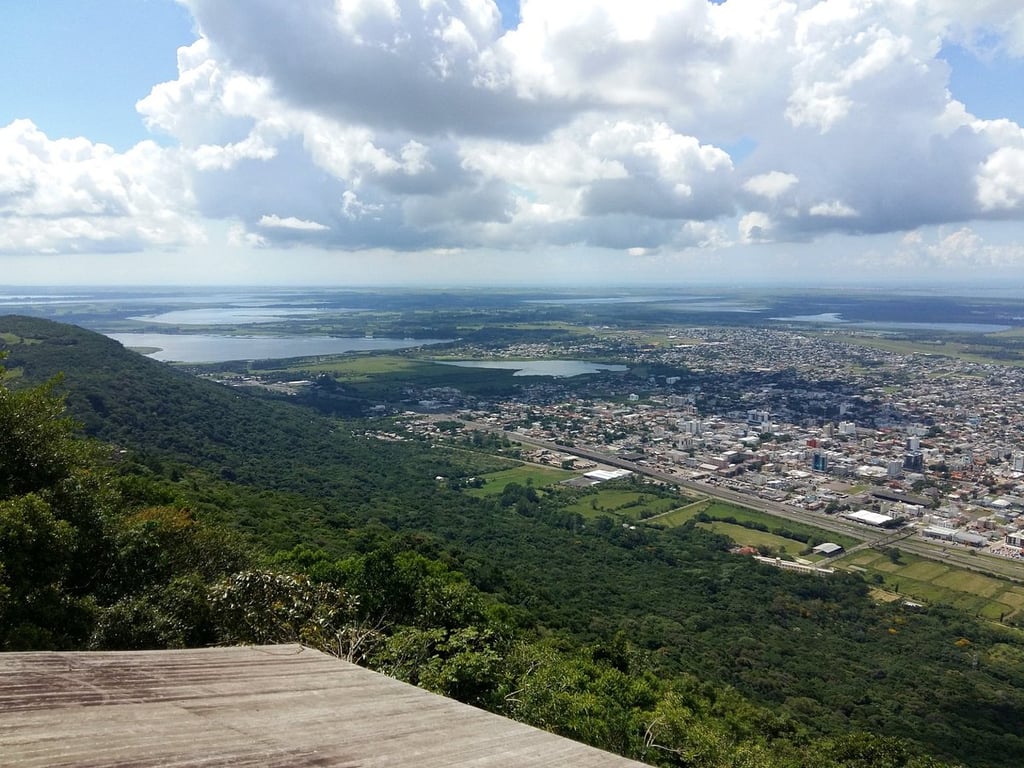 Vista aérea de Osório RS com lagoas ao fundo