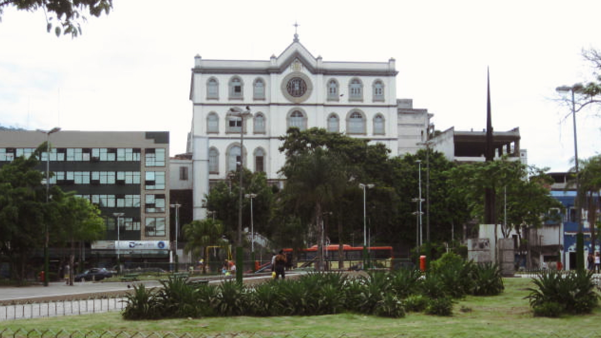 Fachada do campus da UERJ em Vila Isabel, no Boulevard 28 de Setembro, com circulação de pessoas