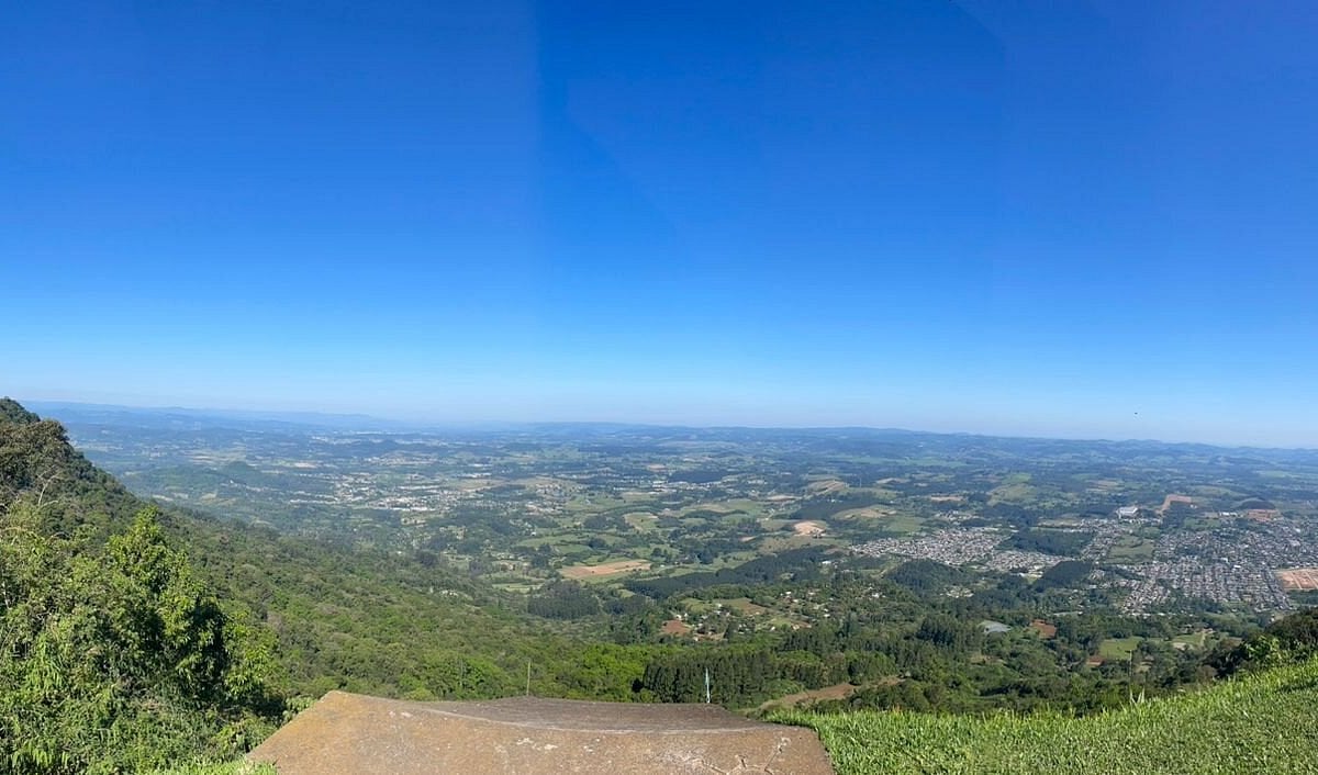 Vista aérea de Sapiranga, com a Serra do Ferrabraz ao fundo