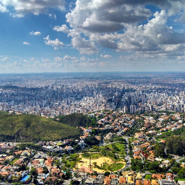 Belo Horizonte ao pôr do sol com a Serra do Curral ao fundo