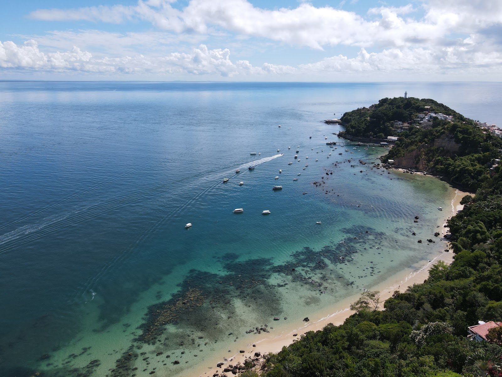 Vista aérea das praias de Bombinhas SC em dia ensolarado