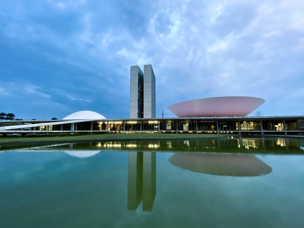 Brasília ao entardecer, com o Congresso Nacional ao fundo
