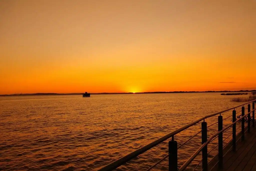 Orla do Guaíba ao entardecer, em Porto Alegre