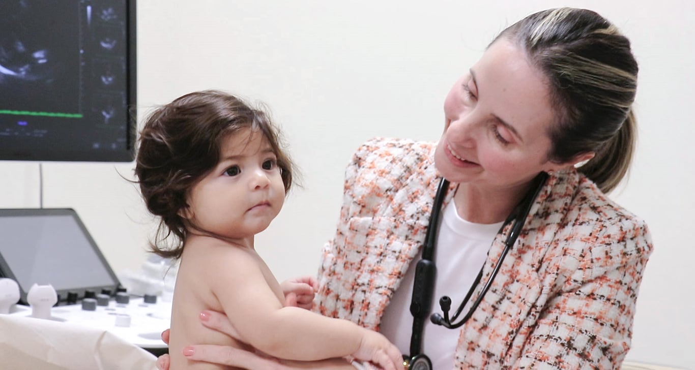 Ambiente clínico com profissional de saúde em consultório, luz natural, orientação horizontal.