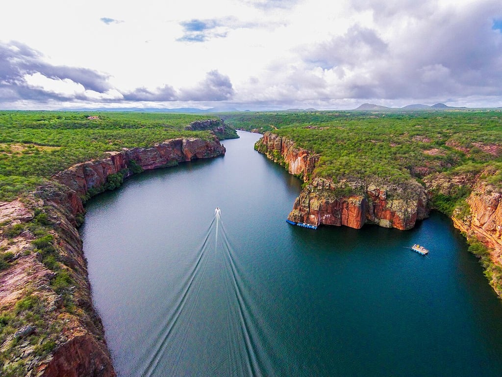 Vista panorâmica do cânion do Rio São Francisco em Paulo Afonso, Bahia, ao entardecer
