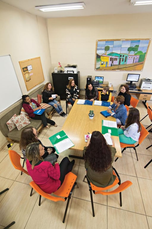 Sala de aula em escola pública no interior do Brasil, com interação entre professor e estudantes