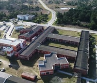 Vista aérea do campus Carreiros da FURG, em Rio Grande RS, com prédios acadêmicos e áreas verdes.