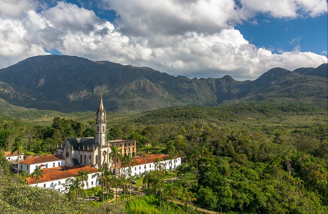 Vista panorâmica de Catas Altas MG com a Serra do Caraça ao fundo e céu aberto.