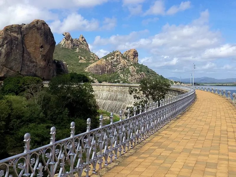 Paisagem do Vale do Jaguaribe próxima a reservatório, cenário típico do semiárido cearense