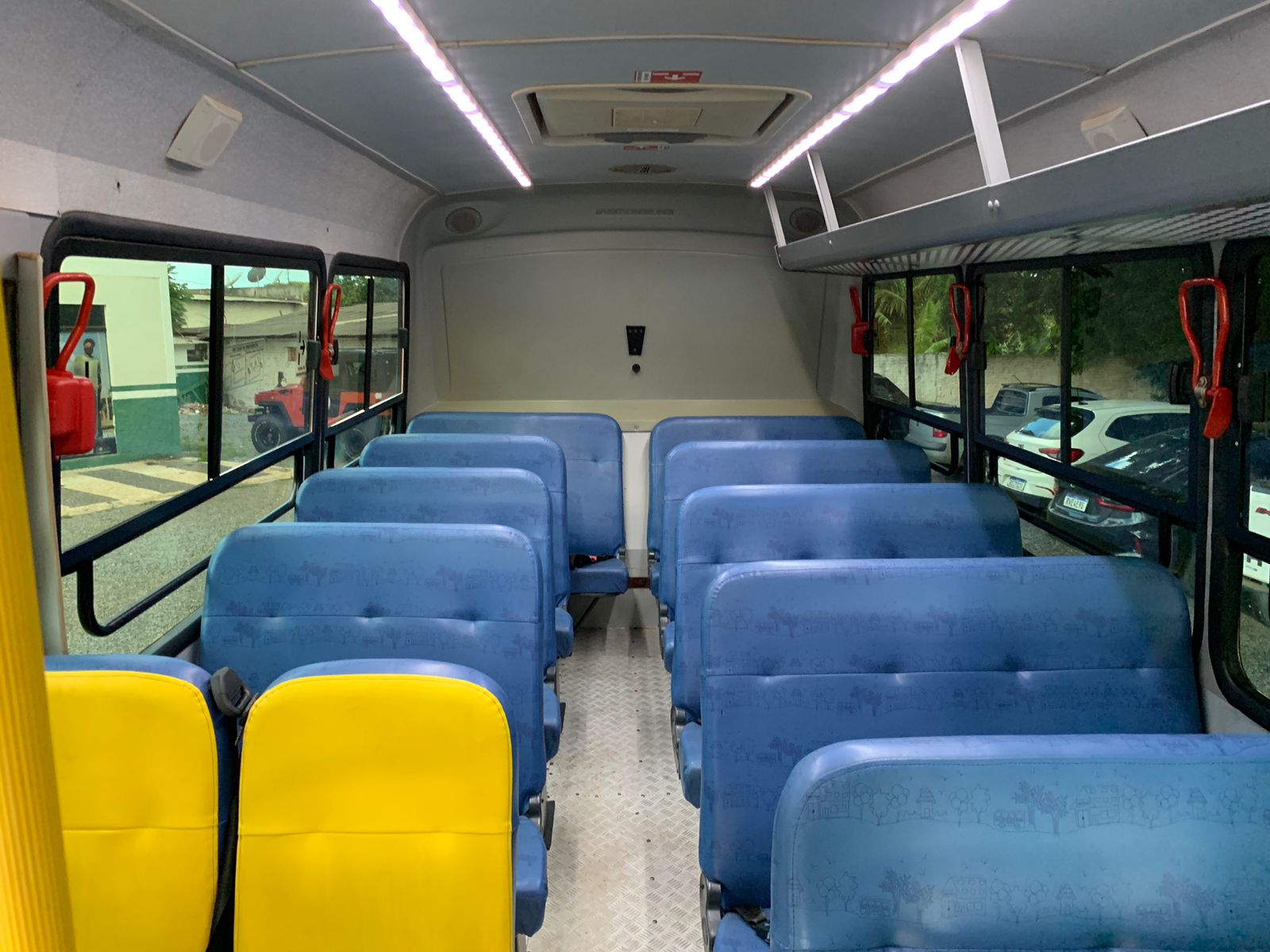 Interior de ônibus escolar