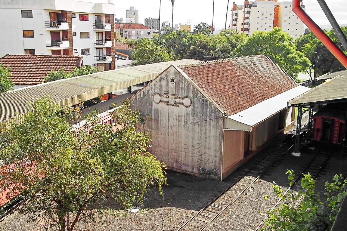 Cenário urbano de Sapucaia do Sul RS com estação ferroviária histórica em destaque