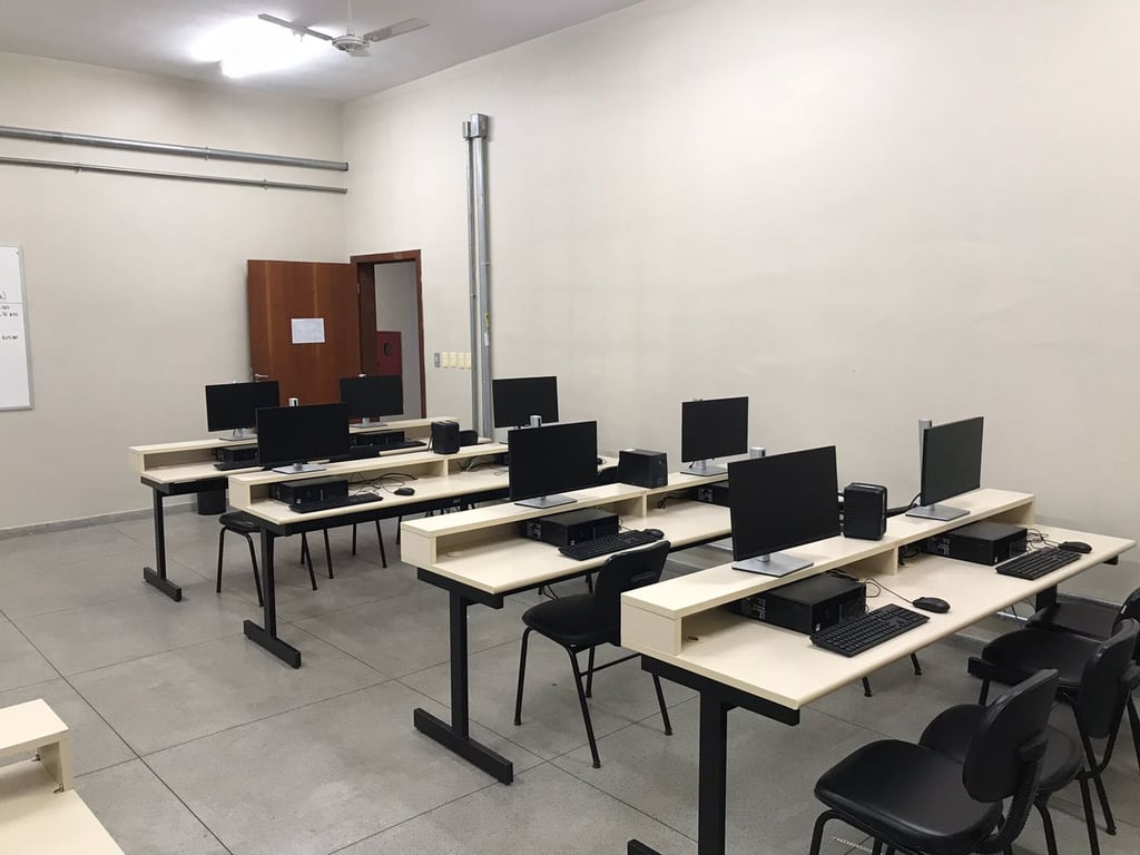 Laboratório de informática em ambiente acadêmico