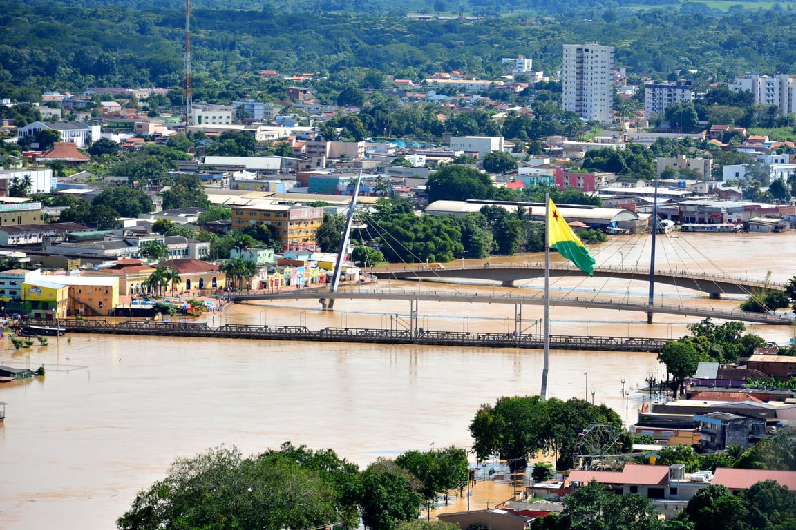 Vista aérea de Rio Branco, Acre, ao entardecer, com rio e ponte