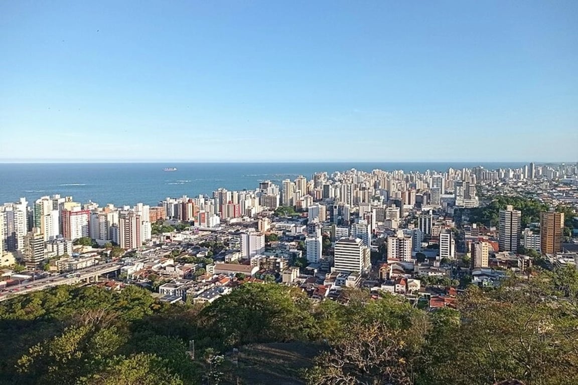 Área metropolitana litorânea ao entardecer, representando a Grande Vitória