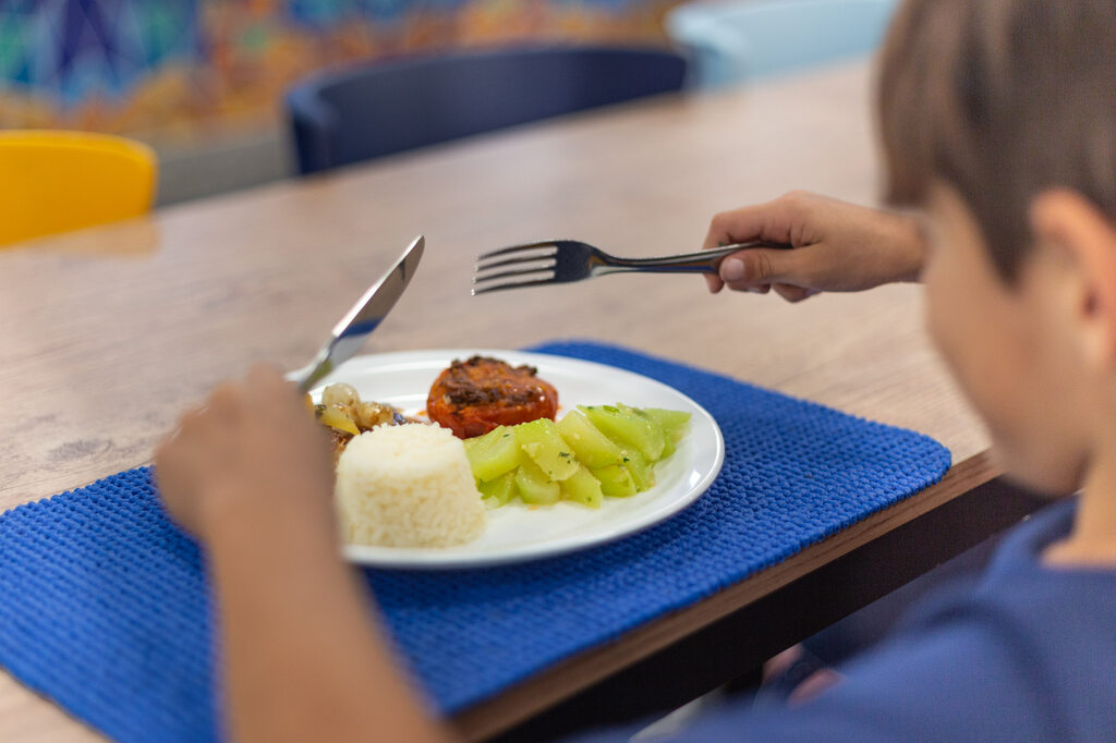Refeitório escolar com alimentação saudável