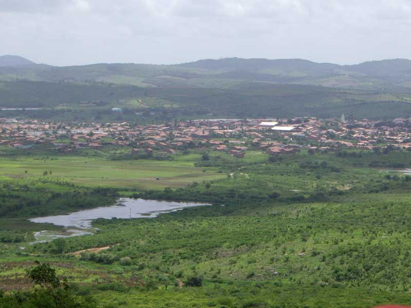 Paisagem do Sertão Central do Ceará ao entardecer, com açude e vegetação de caatinga