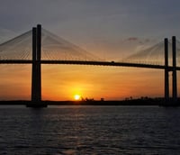 Porto de Natal ao entardecer, com a Ponte Newton Navarro ao fundo.