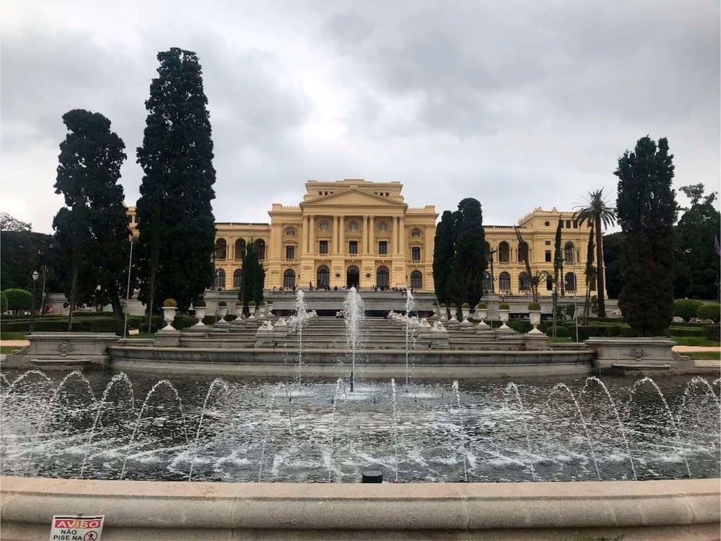 Manutenção de áreas verdes em parque público