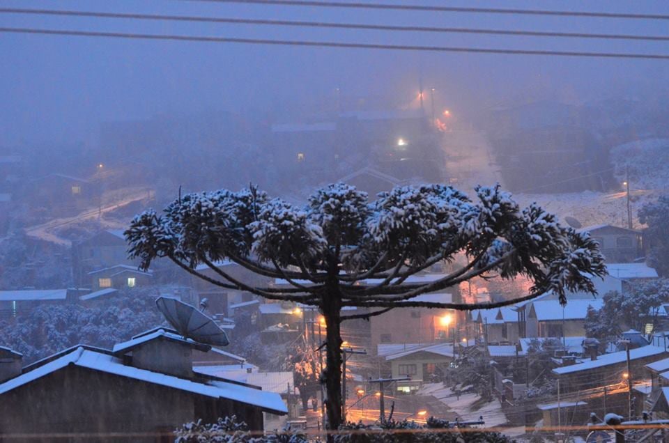 Skyline de Caxias do Sul ao anoitecer, com a Serra Gaúcha ao fundo