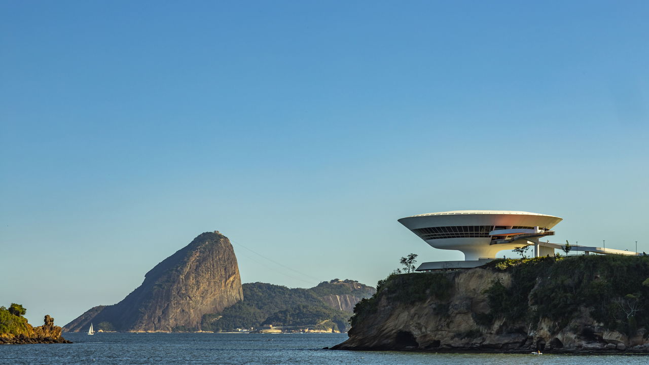 Paisagem de Niterói com o MAC e a Baía de Guanabara ao entardecer