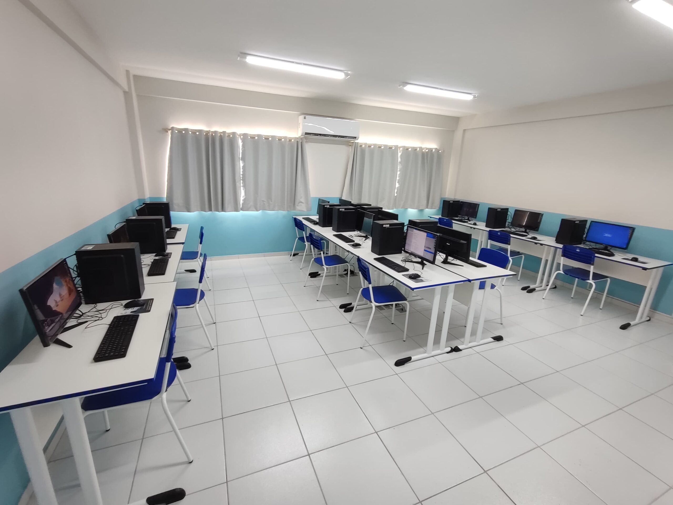 Ambiente de laboratório de informática, similar ao usado em aulas de Computação