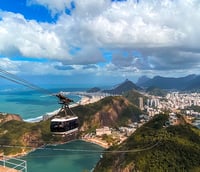 Vista aérea do Rio de Janeiro com o Pão de Açúcar ao fundo