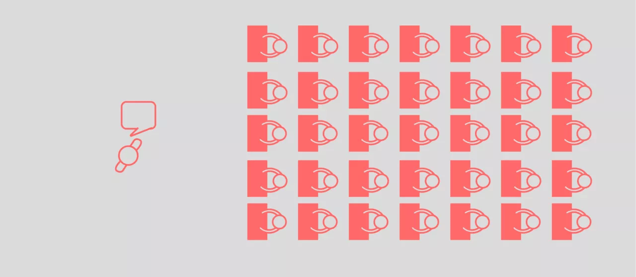 Sala de aula da rede pública com carteiras e quadro branco