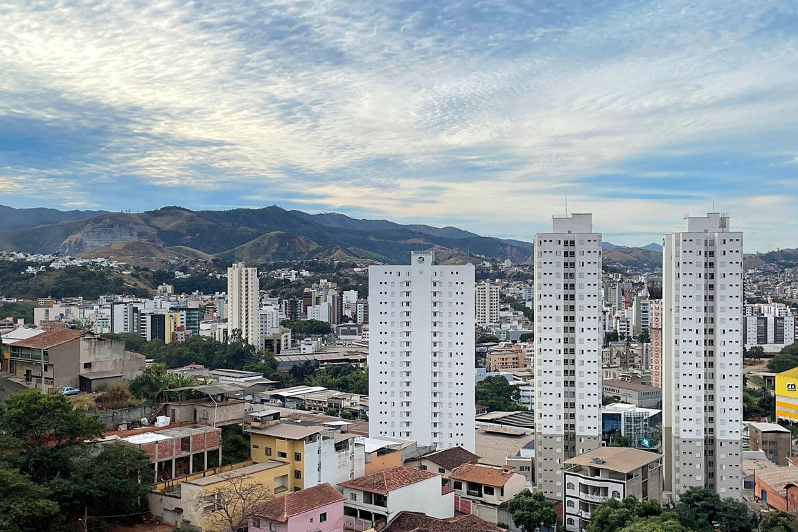 Vista aérea de cidade com montanhas ao fundo