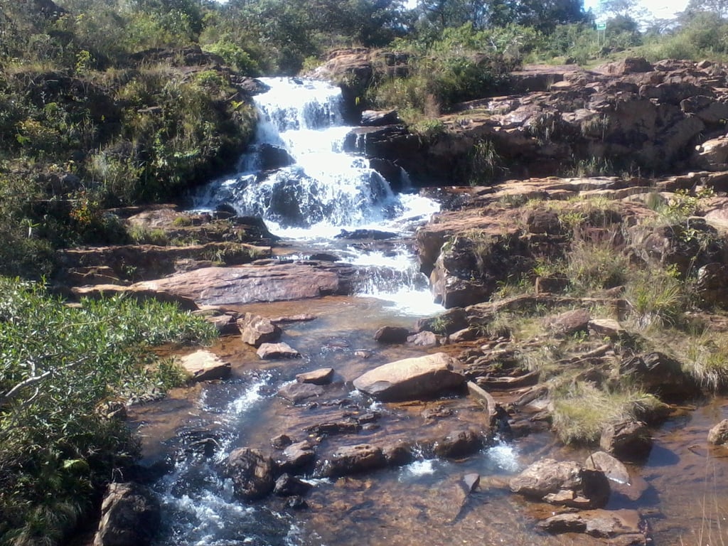 Cachoeira em ambiente natural na Serra do Gandarela, com rochas e vegetação, foto horizontal
