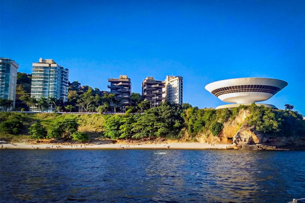 Vista urbana de Niterói RJ com o mar ao fundo