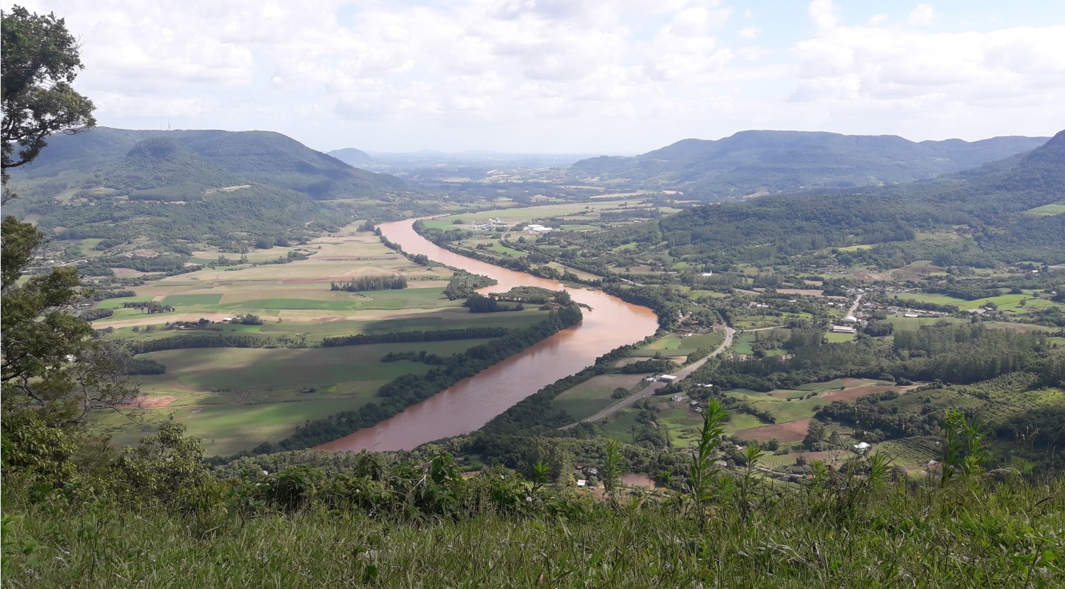 Vista aérea do Rio Taquari e entorno urbano em Lajeado RS