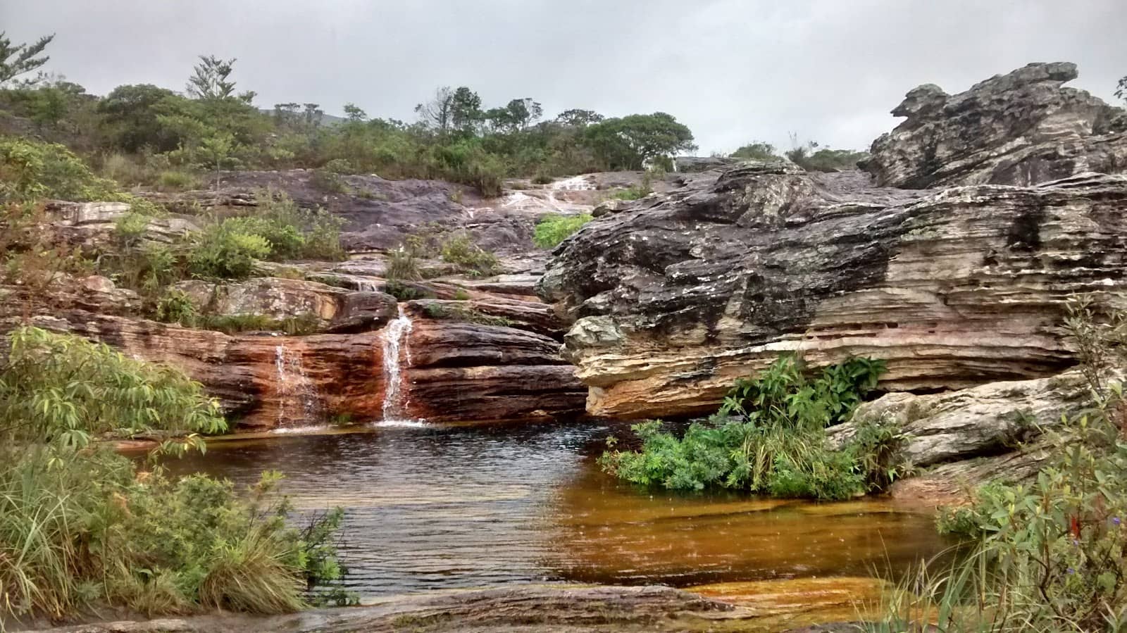 Paisagem do Vale do Jequitinhonha, com rochas, vegetação e curso d’água