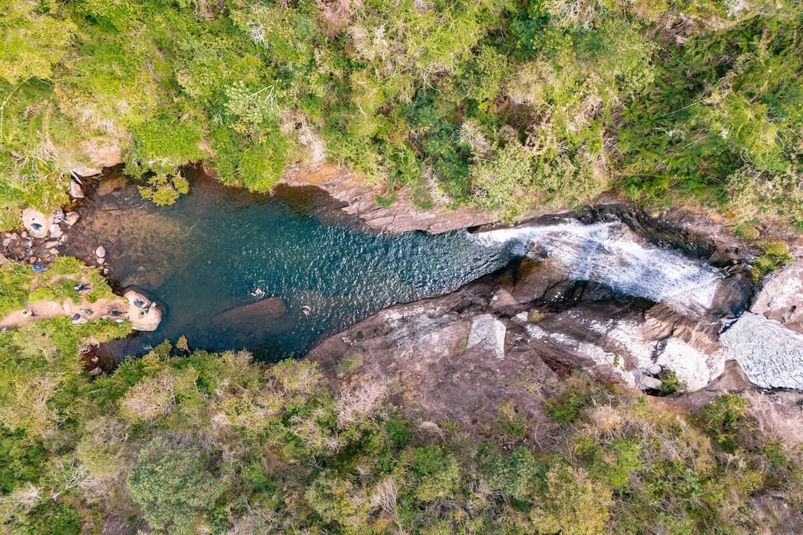 Cachoeira e piscina natural na região do Caparaó capixaba