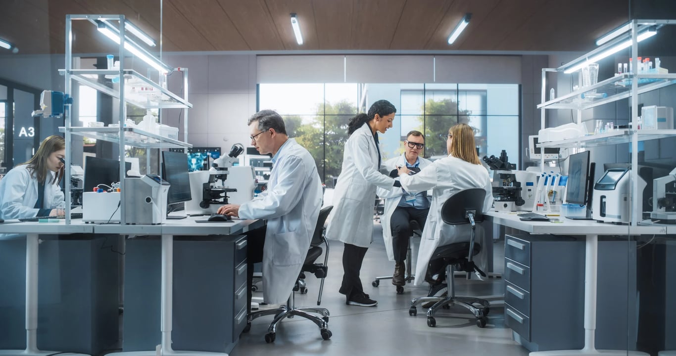 Profissionais em laboratório clínico moderno