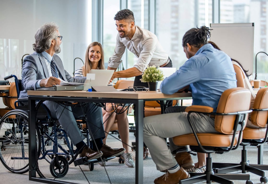 Profissionais de serviços públicos em ambiente administrativo