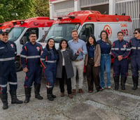 Profissionais do atendimento pré-hospitalar em frente a ambulâncias do SAMU 192.