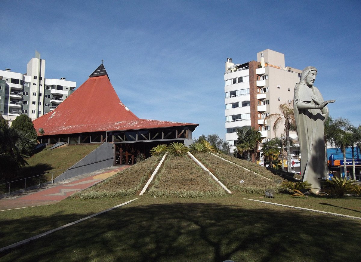 Vista urbana de cidade do Sudoeste do Paraná, com igreja e praça ao fundo; imagem ilustrativa para contextualizar a região
