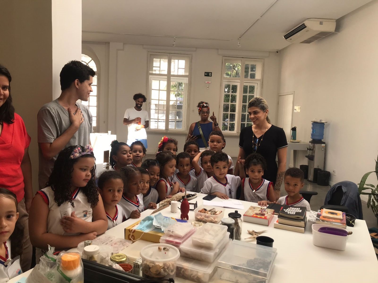Atividade de mediação educativa em museu de arte contemporânea, com público diverso