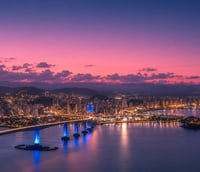 Baía de Vitória e Terceira Ponte ao entardecer na Região Metropolitana de Vitória ES.