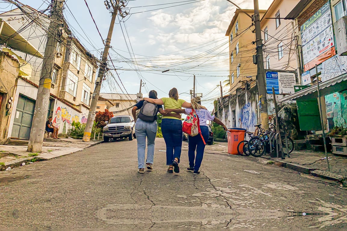 Agentes comunitários de saúde em atividade de campo em bairro urbano