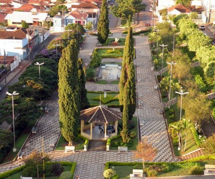 Vista da praça principal de Paraguaçu MG