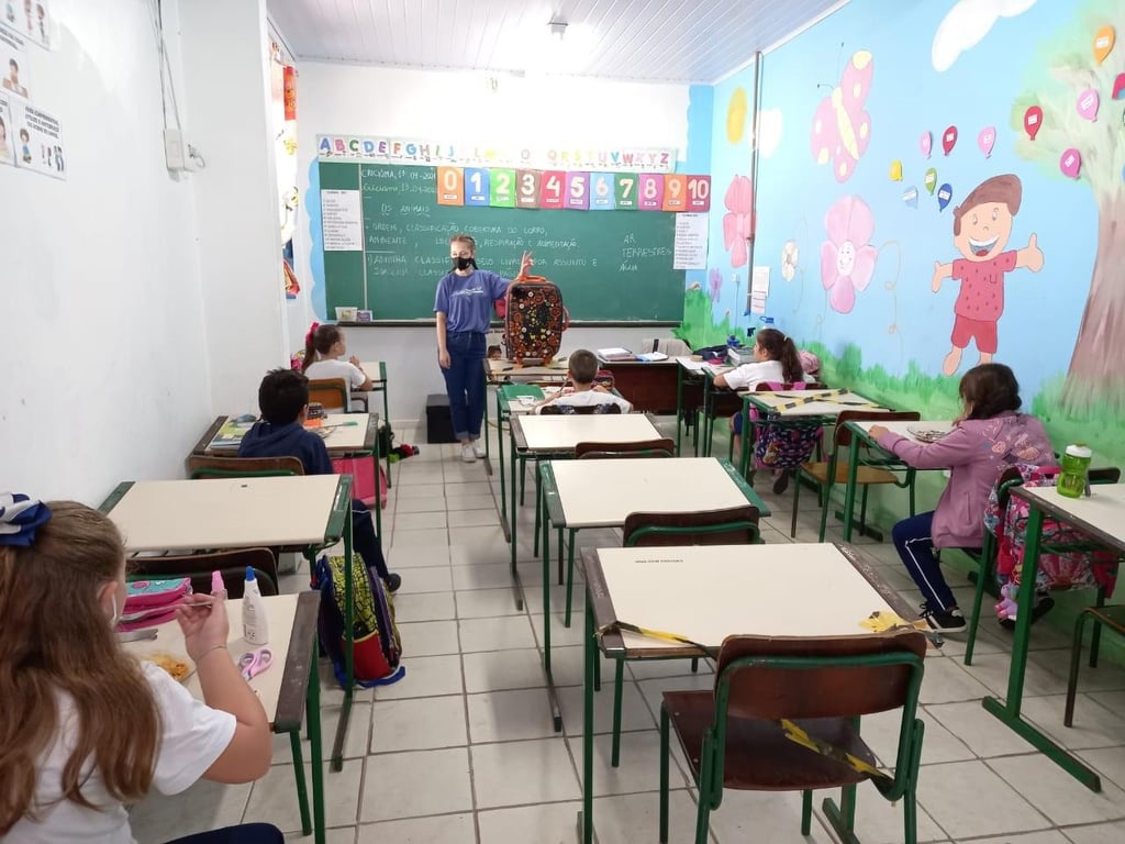 Sala de aula universitária moderna durante atividade