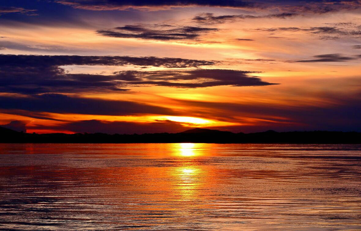 Rio Araguaia ao entardecer na região de Cocalinho MT