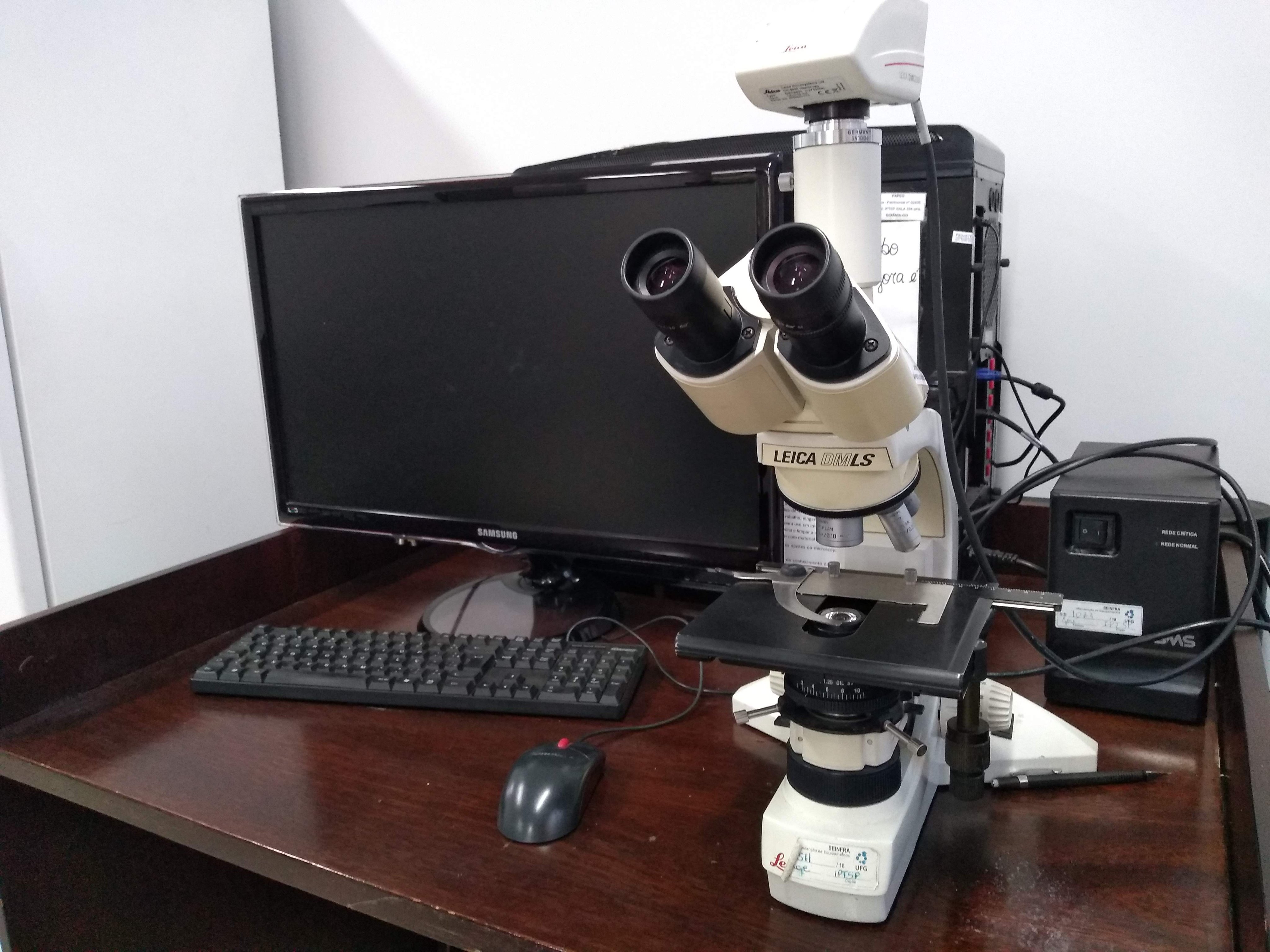 Laboratório de química moderno, com bancada, vidrarias e microscópio, em ambiente iluminado