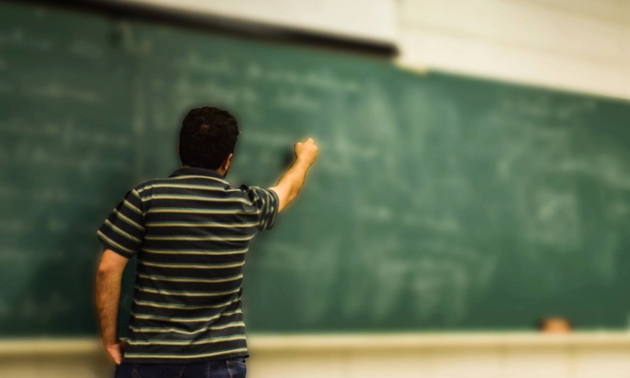 Professor em sala de aula em escola pública