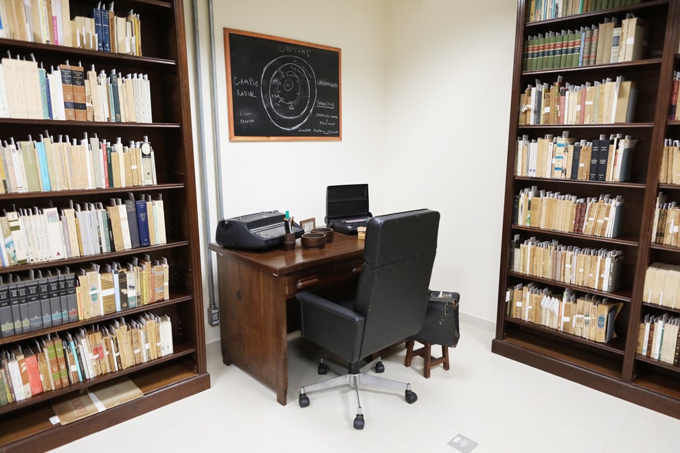 Ambiente de biblioteca no IFCH da Unicamp, com estantes e mesa de estudos