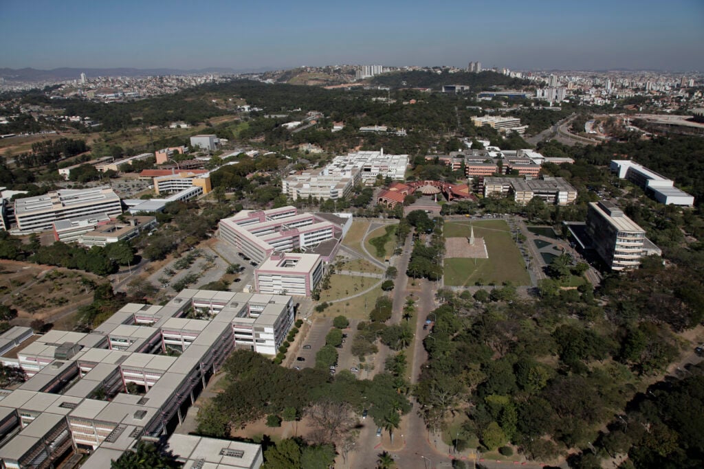 Vista aérea do campus Pampulha da UFMG, com prédios e áreas verdes