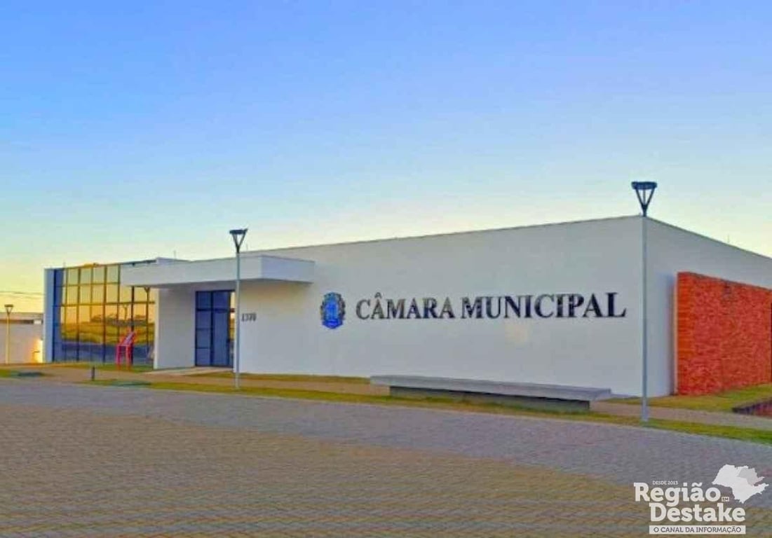 Fachada da Câmara Municipal de Ibaté, prédio contemporâneo com letreiro “Câmara Municipal” visível