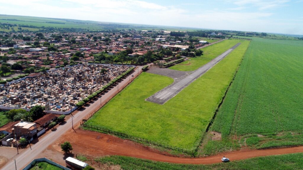Vista aérea de Santa Helena de Goiás, com áreas verdes e malha urbana sob céu aberto