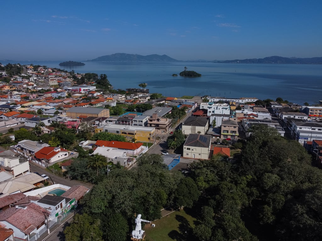 Vista panorâmica de Imaruí, com a lagoa e parte da área urbana ao fundo